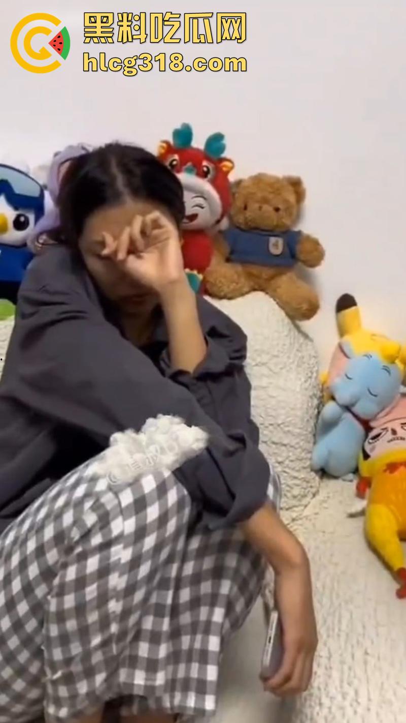 河北邯郸大杨庄最猛渣男，出轨带小三回家，妻子竟隐忍一年，结果越玩越过分，被捉奸画面流出！-2