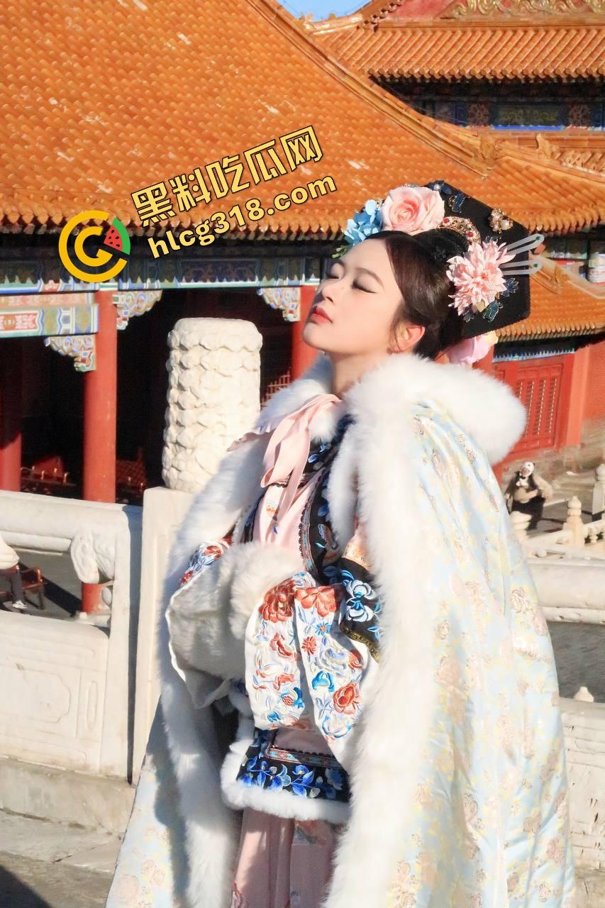 沈阳师范舞蹈生『孙欣怡』3天被干25次，骚穴被干的红肿，舔蛋舔得比狗都敬业，酒店里嗓子都叫哑了！-1