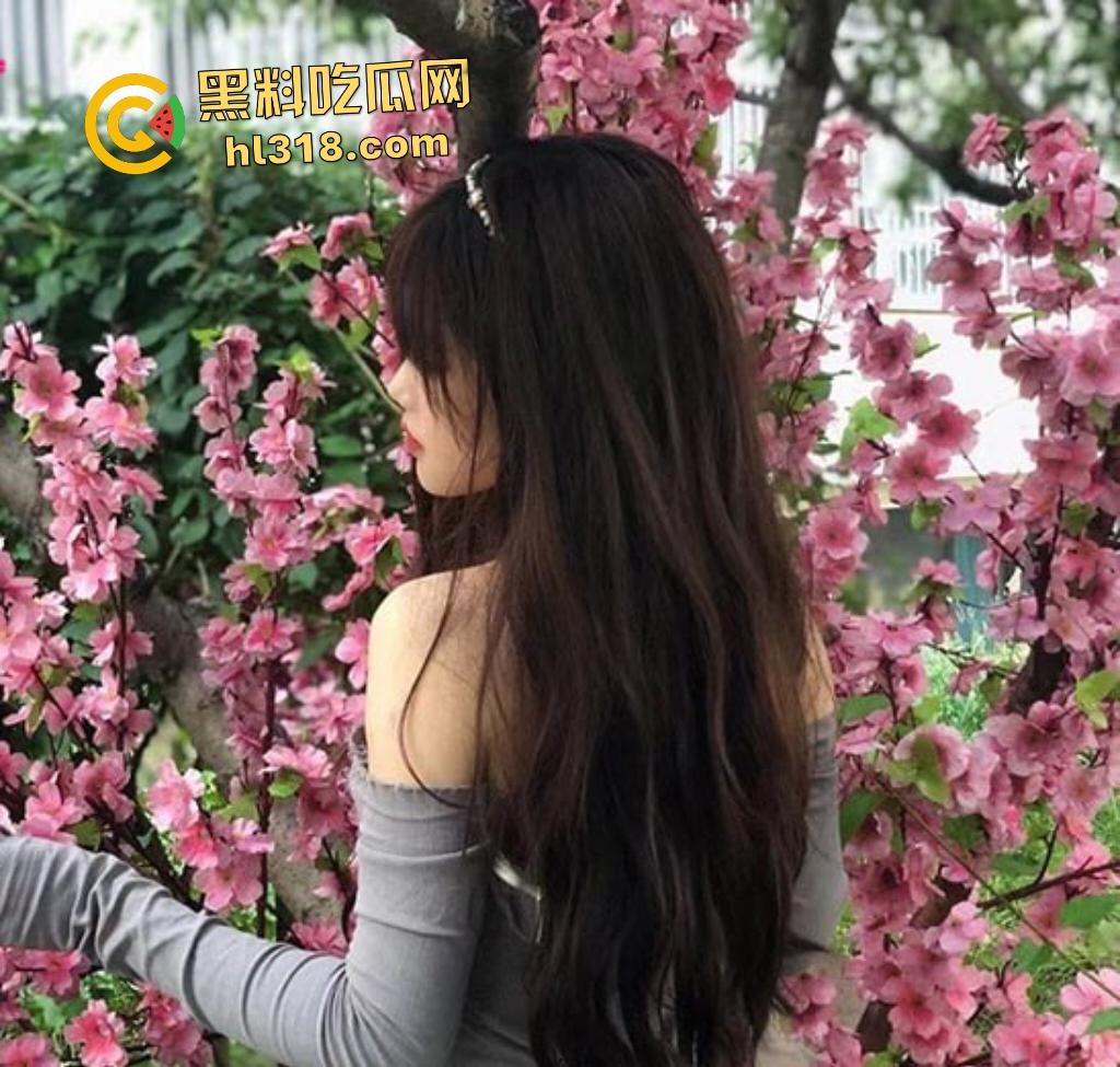 风骚少妇户外直播被鞭炮炸逼痛得狂跳！老公笑到发癫，粉丝刷一个棒棒糖炸一次逼！-1