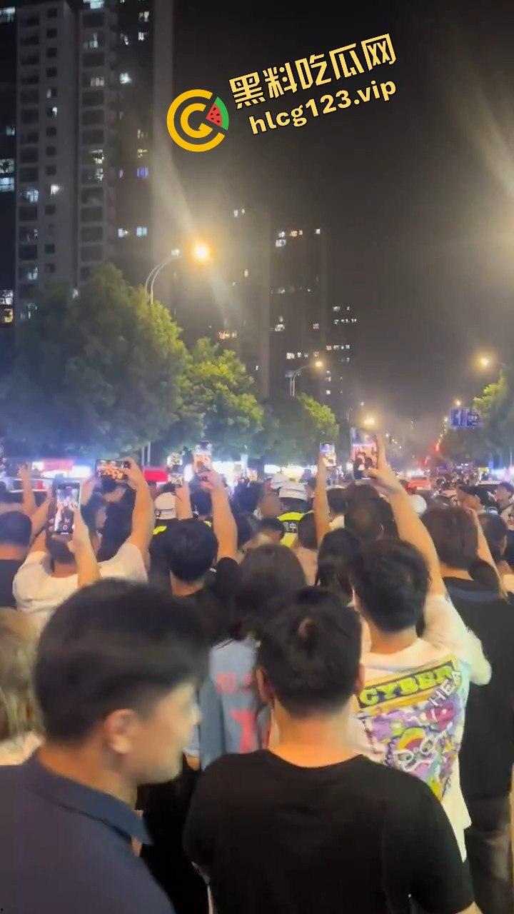 苏州石湖景苑女子吵架口出狂言外地人滚出苏州！引发众怒，丈夫酒后失踪，外地人围堵索要道歉！-4