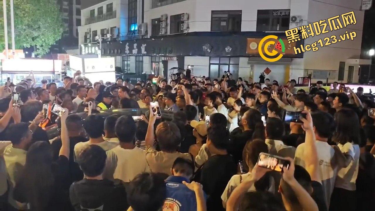 苏州石湖景苑女子吵架口出狂言外地人滚出苏州！引发众怒，丈夫酒后失踪，外地人围堵索要道歉！-5