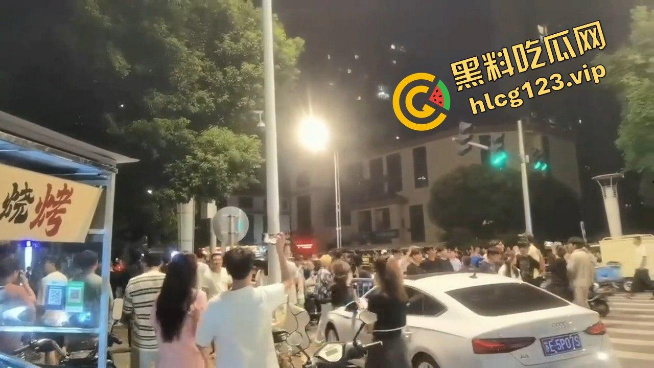 苏州石湖景苑女子吵架口出狂言外地人滚出苏州！引发众怒，丈夫酒后失踪，外地人围堵索要道歉！-10