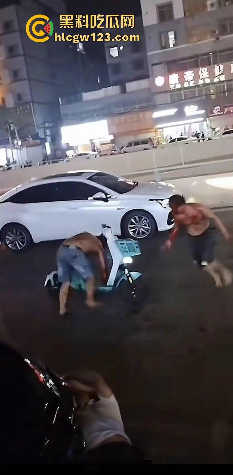 南宁大沙田516打架事件 俩老表酒后互砍 刀光剑影满身鲜血 全网疯求的现场视频曝光！-8