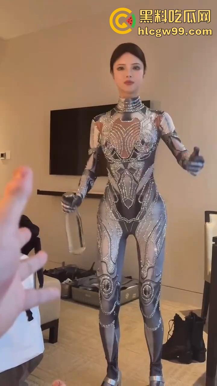 勇敢的人已经提前享受了，机器人不仅能扭秧歌，还能端茶倒水，陪睡开房这颜值不输3000块的外围！-10