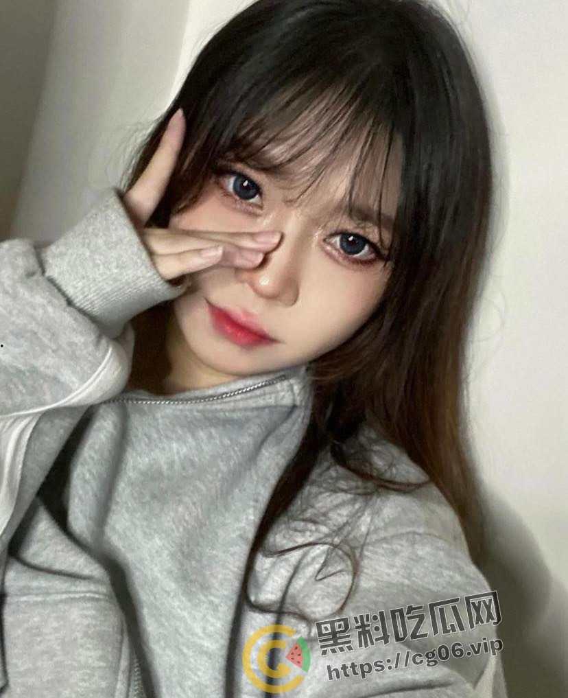 广东科技大学大一新生  粉头发的妹妹 追着体育生学长求草 主动要求录像 颜值风骚一顶一的棒-1