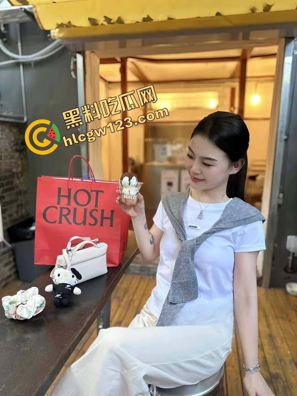 青岛女神【吴雯】表面名媛，私下跪舔金主深喉泪崩，她的喉咙比逼还紧，跪舔的模样比站着还贱！-3