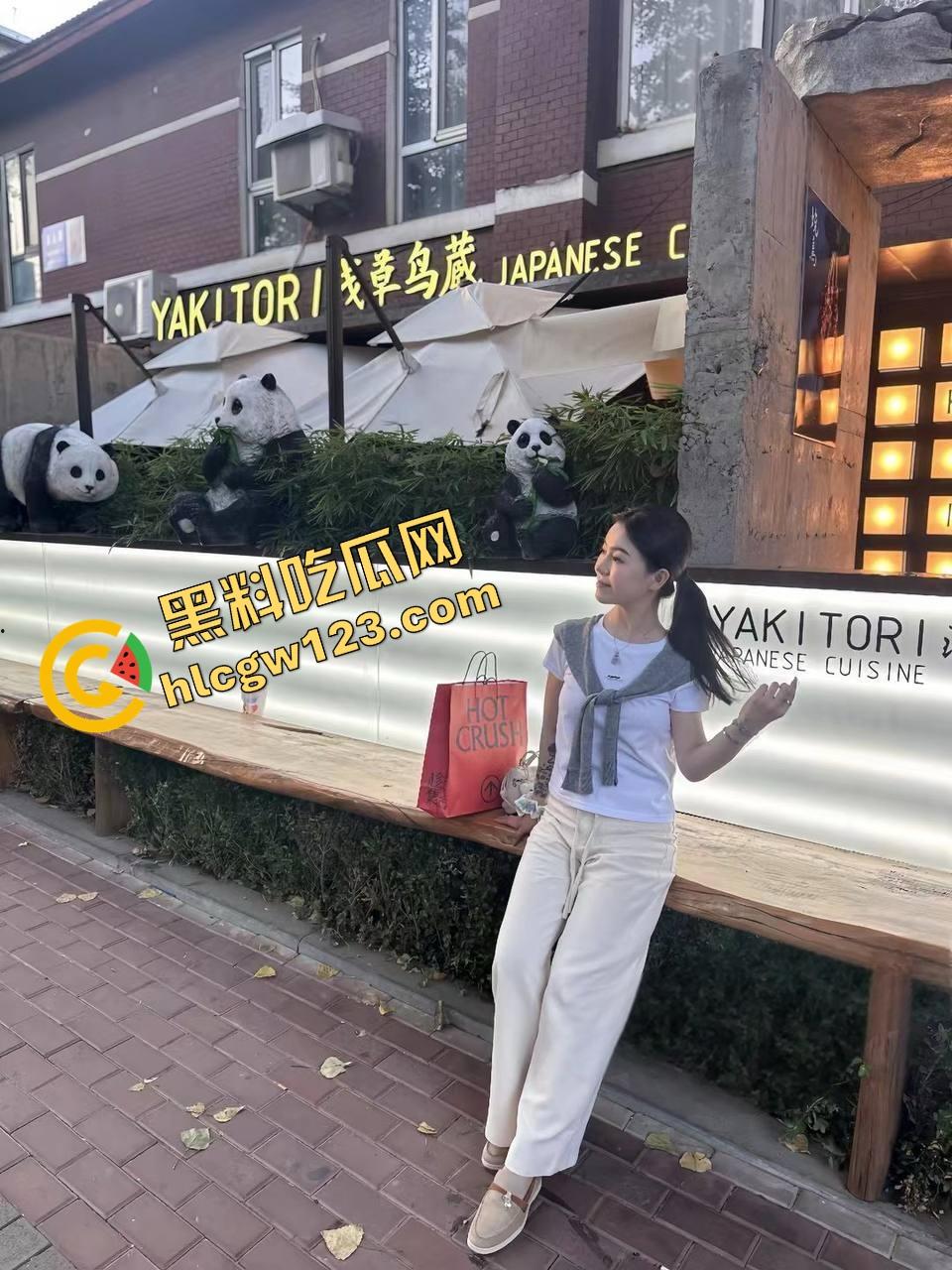 青岛女神【吴雯】表面名媛，私下跪舔金主深喉泪崩，她的喉咙比逼还紧，跪舔的模样比站着还贱！-4