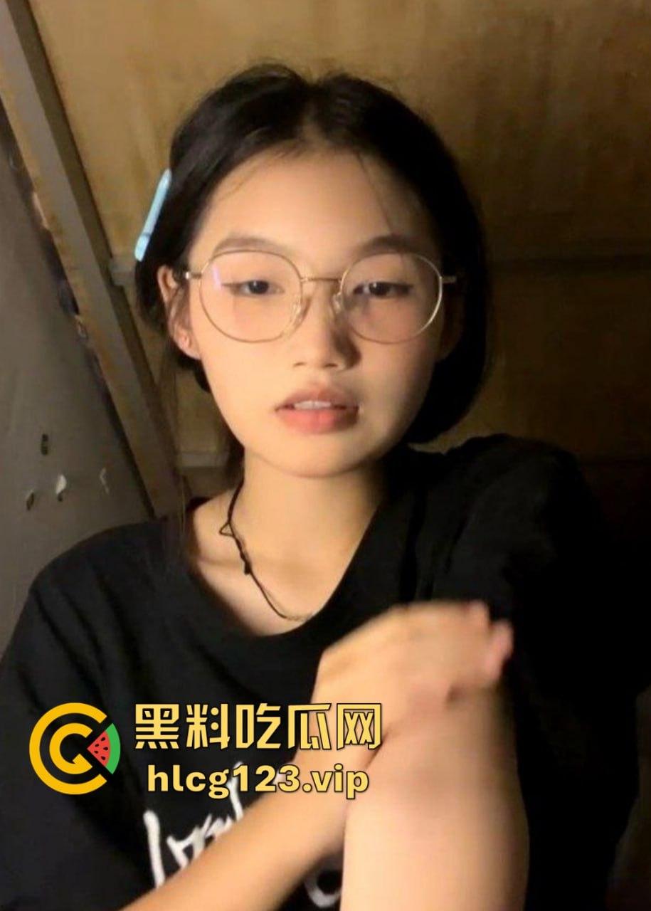 快手网红『小狗的烦心事』下海直播曝光！文静眼镜妹全裸深喉假阳具，反差大到让人看呆！-8