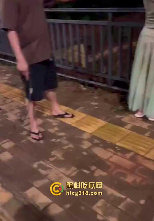 低俗直播PK惩罚，女主播输了被男助手的用皮带疯狂抽打屁股，感觉连吃奶的劲都使出来了，看着都疼！-7