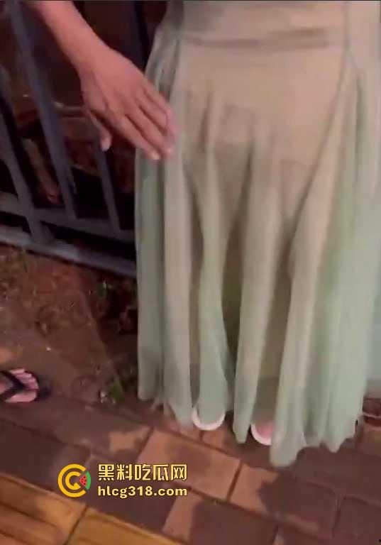 低俗直播PK惩罚，女主播输了被男助手的用皮带疯狂抽打屁股，感觉连吃奶的劲都使出来了，看着都疼！-8