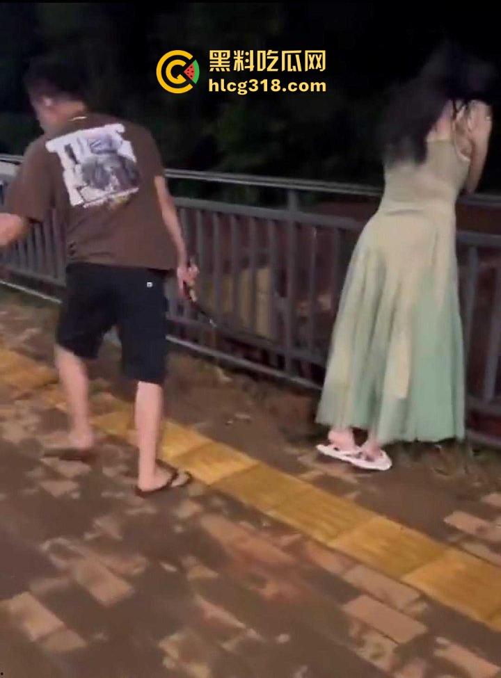 低俗直播PK惩罚，女主播输了被男助手的用皮带疯狂抽打屁股，感觉连吃奶的劲都使出来了，看着都疼！-9