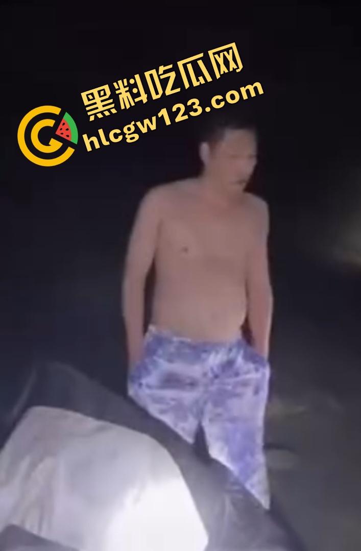 抖音【mola_吉妹】原配直播抓小三！大喊老公有18cm，便宜你这贱货了？小三被骂骚逼松了吧？-4