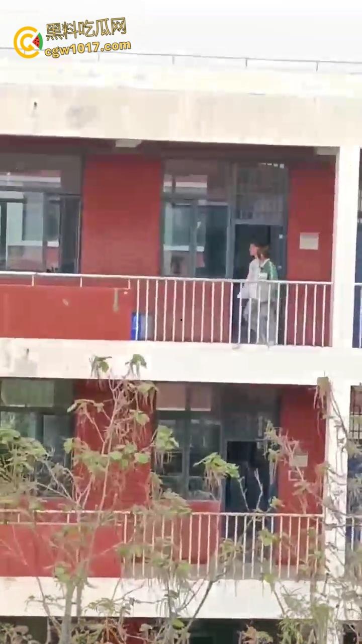 宁夏银川永宁回民高级中学，高一情侣午休时间楼梯间打炮，趴在窗户上无套后入，小小年纪如此大胆了-1