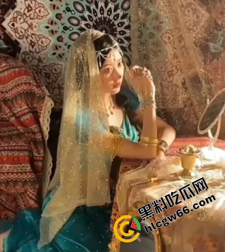 上海美院富家乖乖女【李梦圆】画油画的手拿去撸鸡巴，玉足足交蜜桃臀后入小穴夹得连射三发！-1