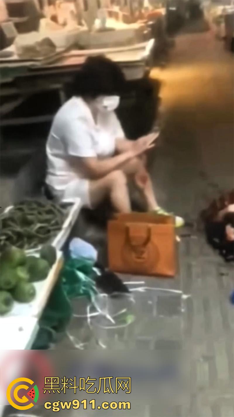 重庆大渡口马王乡菜市场，骚妇手持杀猪刀剁头，把情人侄女误认为是小三，当场把脑袋砍下来，这也太残暴了！-4