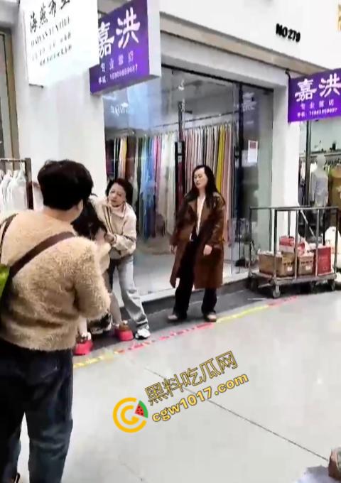 绍兴柯桥轻纺城上演“全武行”, 闺蜜盟友助力，原配怒火中烧，小三惊叫求饶，众人围观，这出闹剧谁是谁非！-2