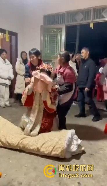 逆天风俗冥婚现场流出！女子哭嫁仪式骇人听闻，现实比影视剧更离奇，看得人发毛！-5