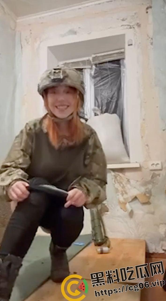乌克兰女兵战场前线寂寞难耐炮弹自慰！手臂一样粗直接塞进去 就不怕把逼炸烂吗-1