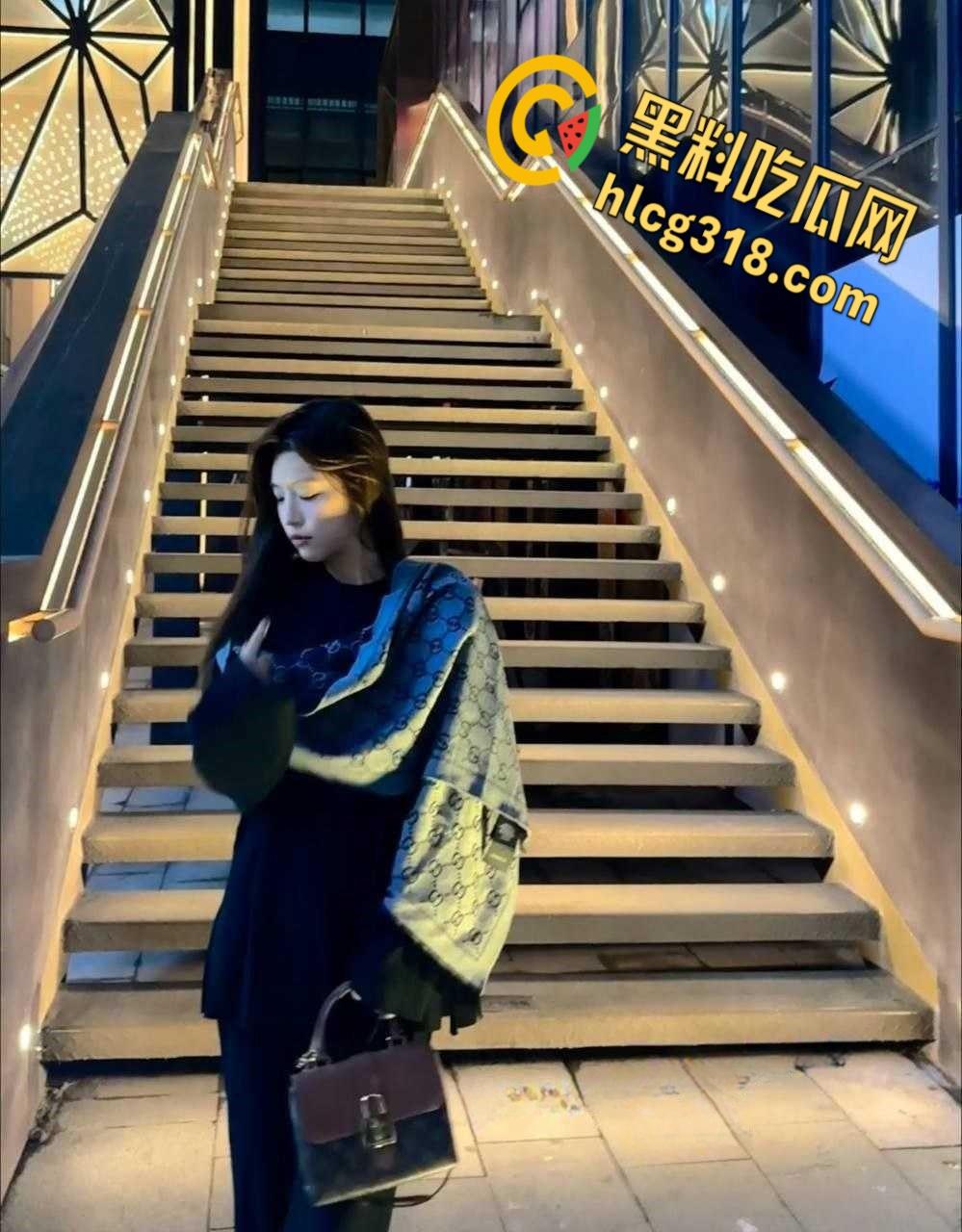 推特约炮大神【一杆钢枪】，约操极品身材舞蹈老师，大长腿女仆粉粉嫩嫩，还展示一字马后入太厉害了 !-4