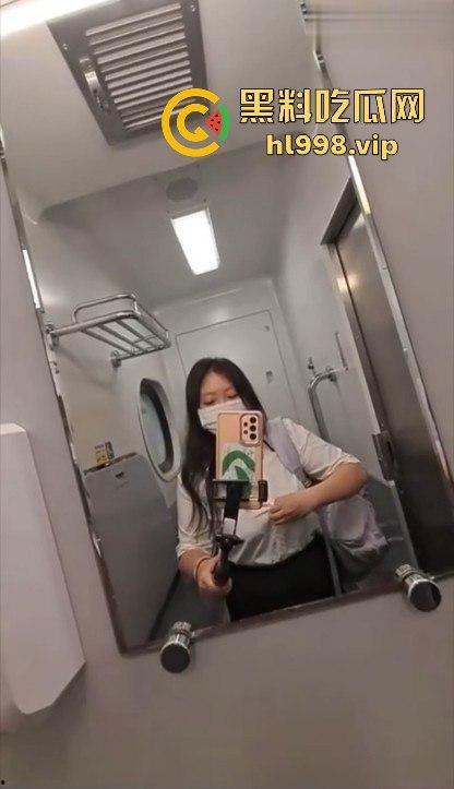 巨乳OL妹妹高铁卫生间开直播!现场揉G奶,为出差通勤找乐子!-3
