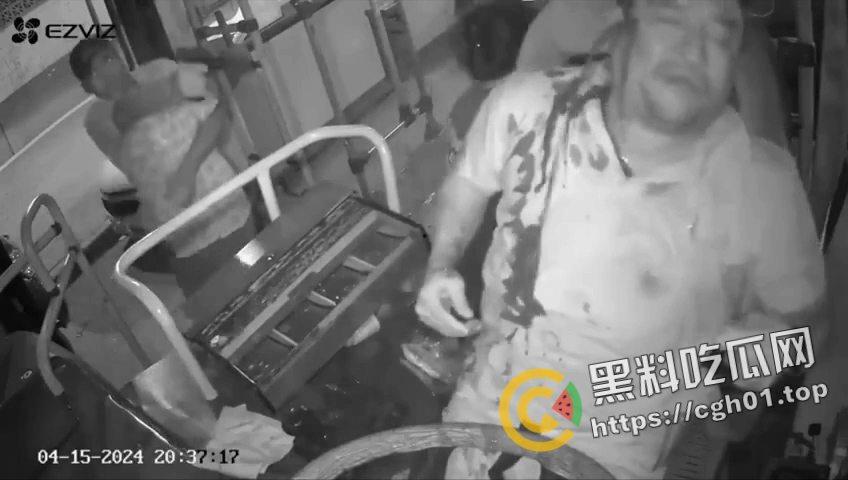 厄瓜多尔公交车司机遭抢劫爆头 血如泉涌喷出来 这点钱值得下手这么狠吗 现场监控流出 血腥慎入-4