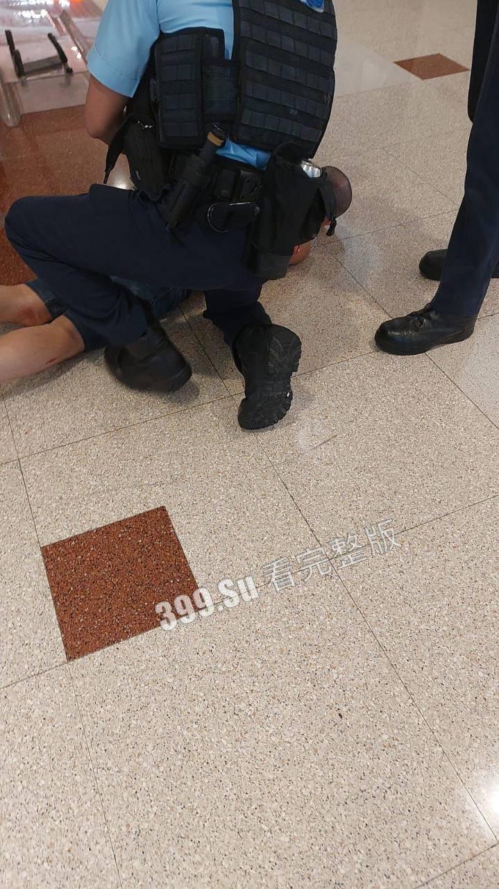 香港6月2日傍晚约5时，1男1女在钻石山荷里活广场3楼近戏院位置遭持刀追砍，被狠捅向心藏怒斩全身至少32刀，手法果断残忍-4