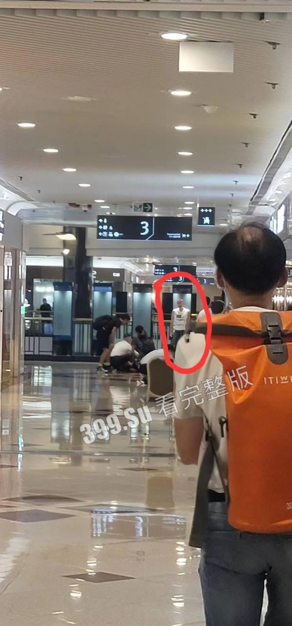 香港6月2日傍晚约5时，1男1女在钻石山荷里活广场3楼近戏院位置遭持刀追砍，被狠捅向心藏怒斩全身至少32刀，手法果断残忍-7