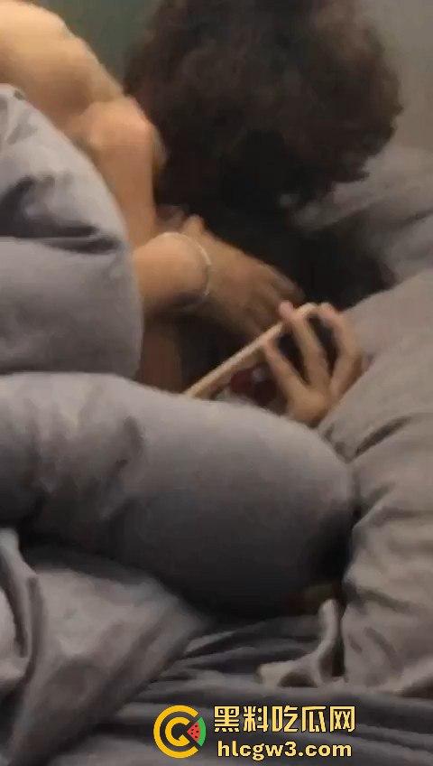 绿茶女炮台酒店开房偷吃带闺蜜围观！边炫泡面边看日逼大片，男友破门怒吼捉奸全程被录！-3