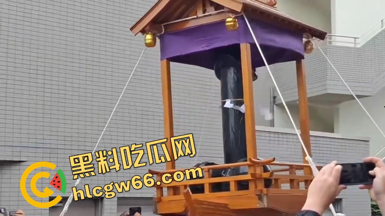 日本金枪节你见过没？川崎市年度阴茎大游行，全城举着老二走街串巷，还能边走边吃小弟造型章鱼烧？-2