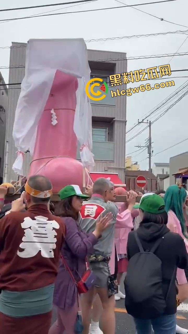 日本金枪节你见过没？川崎市年度阴茎大游行，全城举着老二走街串巷，还能边走边吃小弟造型章鱼烧？-7