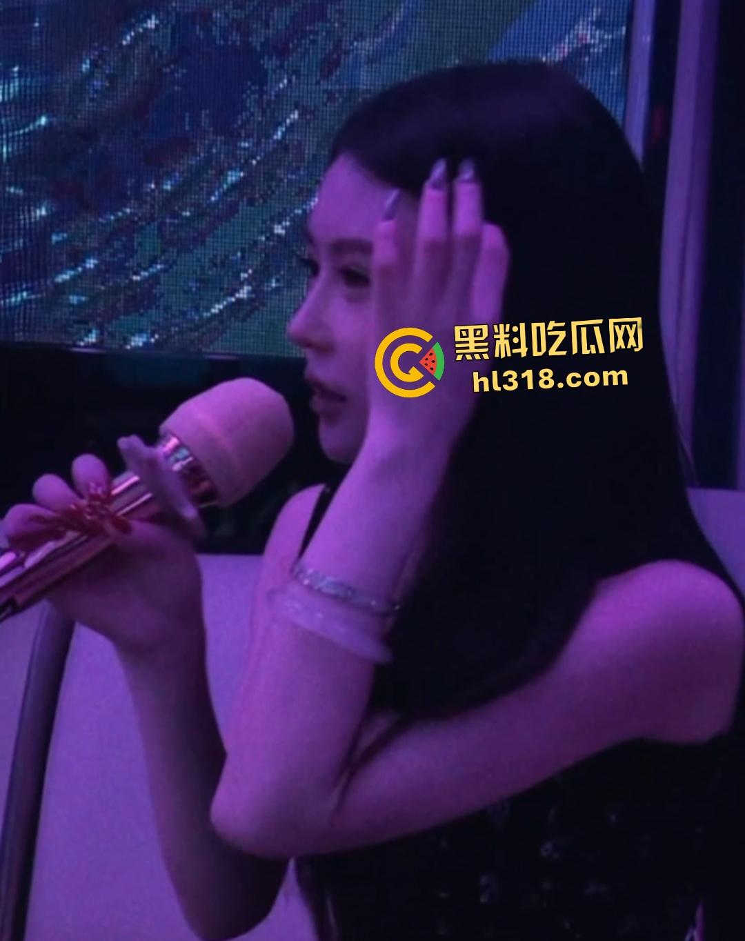 抖音【DA喜儿】高颜女神表面医美买衣，实则卖逼拍自慰视频，用金主送的避孕套塞逼里搅和！-4