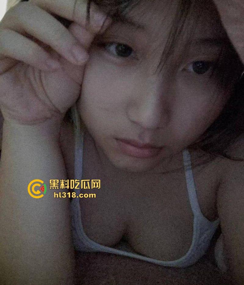 广西技校清纯学妹【李佳佳】超有感觉的微胖女友，恋爱期间疯狂认主， 掰逼自慰做爱视频被男友曝光流出！-1