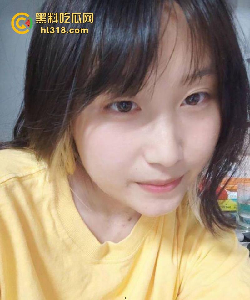 广西技校清纯学妹【李佳佳】超有感觉的微胖女友，恋爱期间疯狂认主， 掰逼自慰做爱视频被男友曝光流出！-2