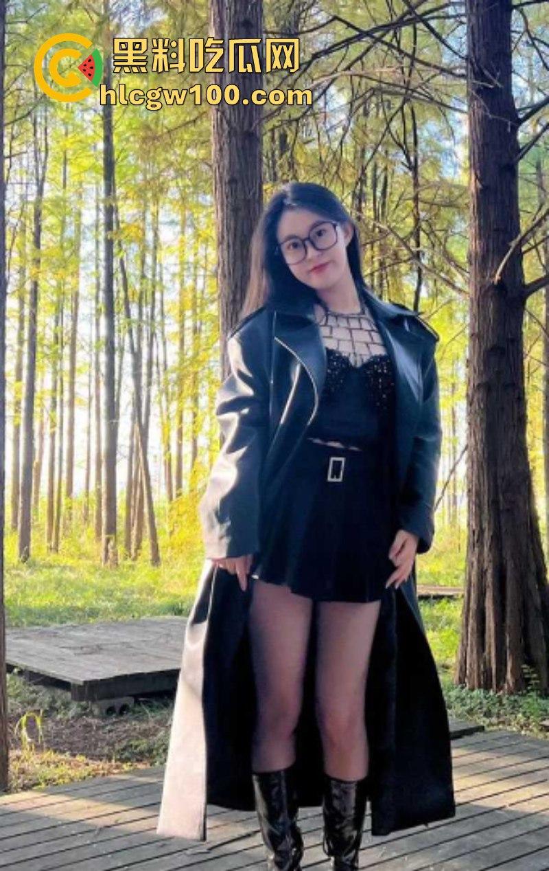 快手 75W粉主播【丸子长不大哦】大尺度裸舞自慰 穿着黑丝展示美腿美足和巨乳!-6