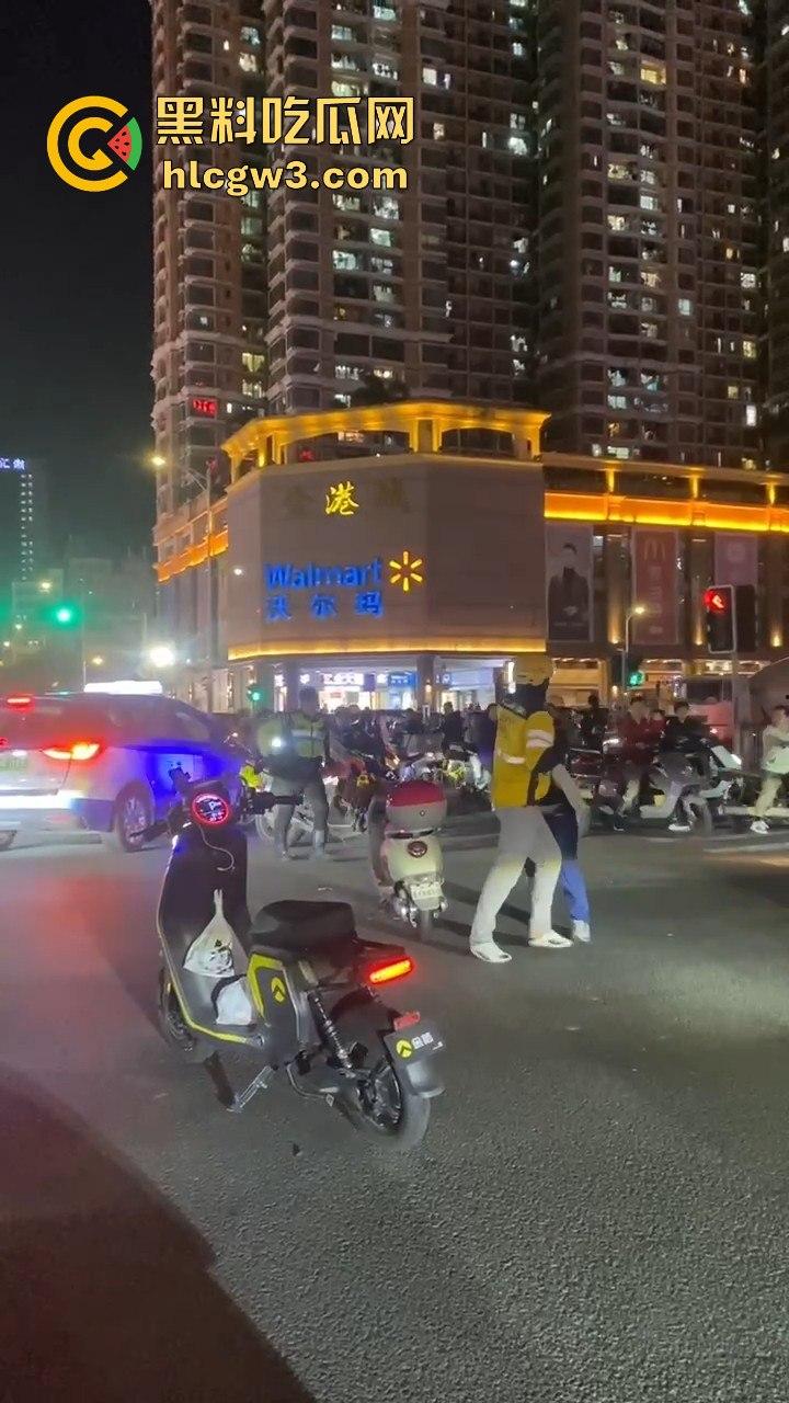 杭州外卖员和电动车大哥互殴升级，交警劝架却被袭！外卖小哥瞬间变身正义化身，见义勇为制服疯大哥-6