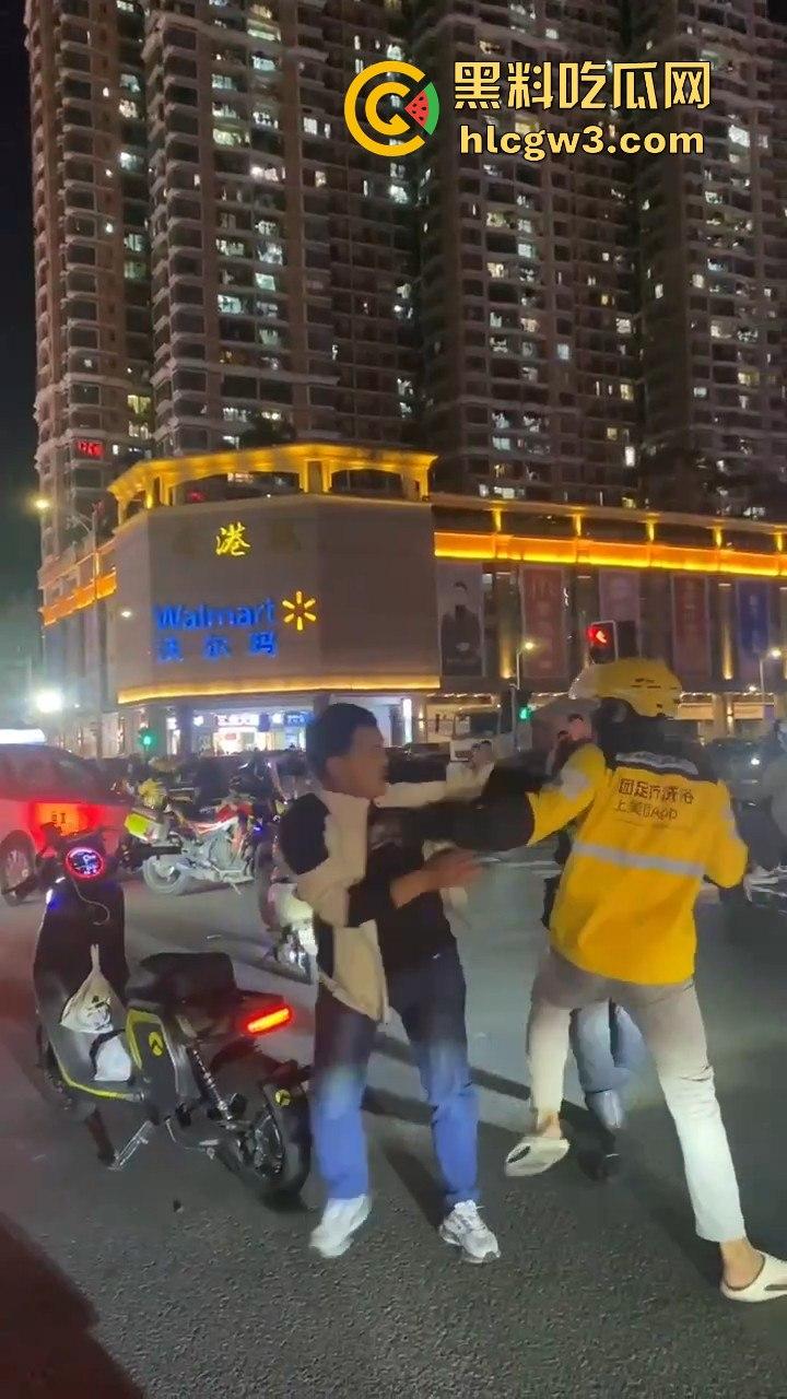 杭州外卖员和电动车大哥互殴升级，交警劝架却被袭！外卖小哥瞬间变身正义化身，见义勇为制服疯大哥-7