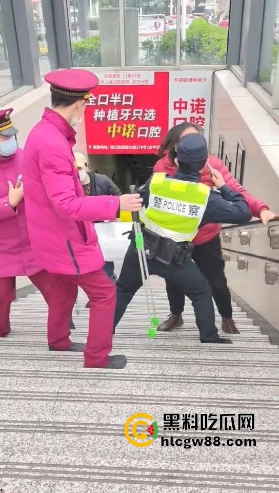 武汉地铁上演最牛逃票大妈，三个辅警拦不住，学生卡在手，长楼梯狂奔，年轻人看了都自愧不如！-1