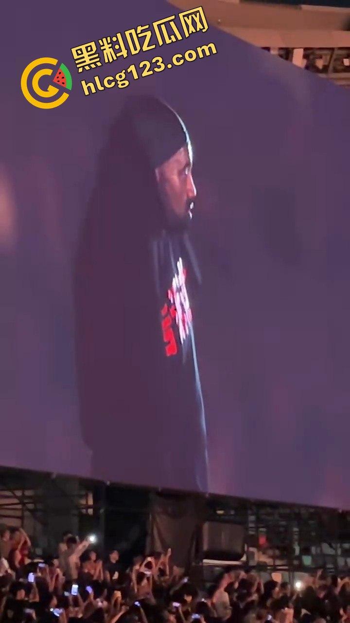 侃爷海口演唱会引爆全场！潮人汇聚齐喊Fuck adidas，Rapper孩子王化身灵长类猴子拥抱侃爷！-6
