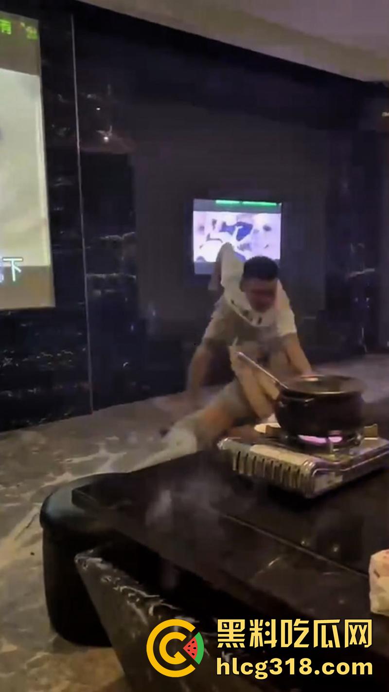 商K美女包房撕逼，说闺蜜男友坏话，忽悠俩人分手，却自己主动贴上去勾引，旁边大哥都看不下去了！-6