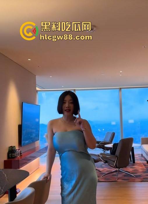 抖音巨乳肥臀反差网红坐拥97万粉丝【兔兔1104】线下约啪肥臀后入 揉奶抖臀 淫叫不断！-12