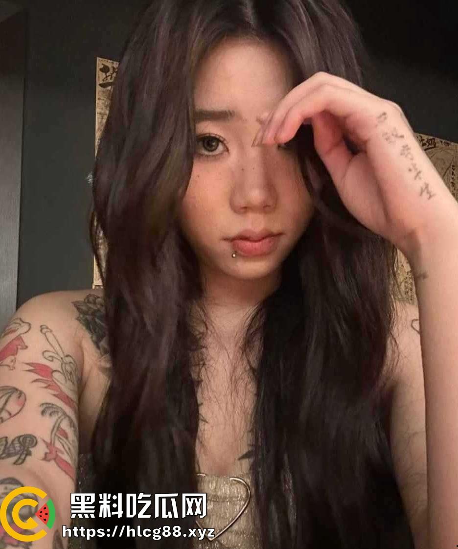 河北精神小妹【向如意】变骚符文婊，骚穴被捅得稀碎！身材辣眼姿势下贱，看的想冲她浪洞！-1