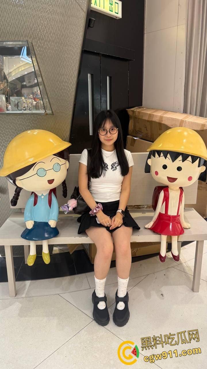 香港清纯学生妹【朱双双】，户外露脸口交，白袜校服跪舔男友大屌，内裤挂在腿上被抬腿后入，还颜射一脸 ！-1