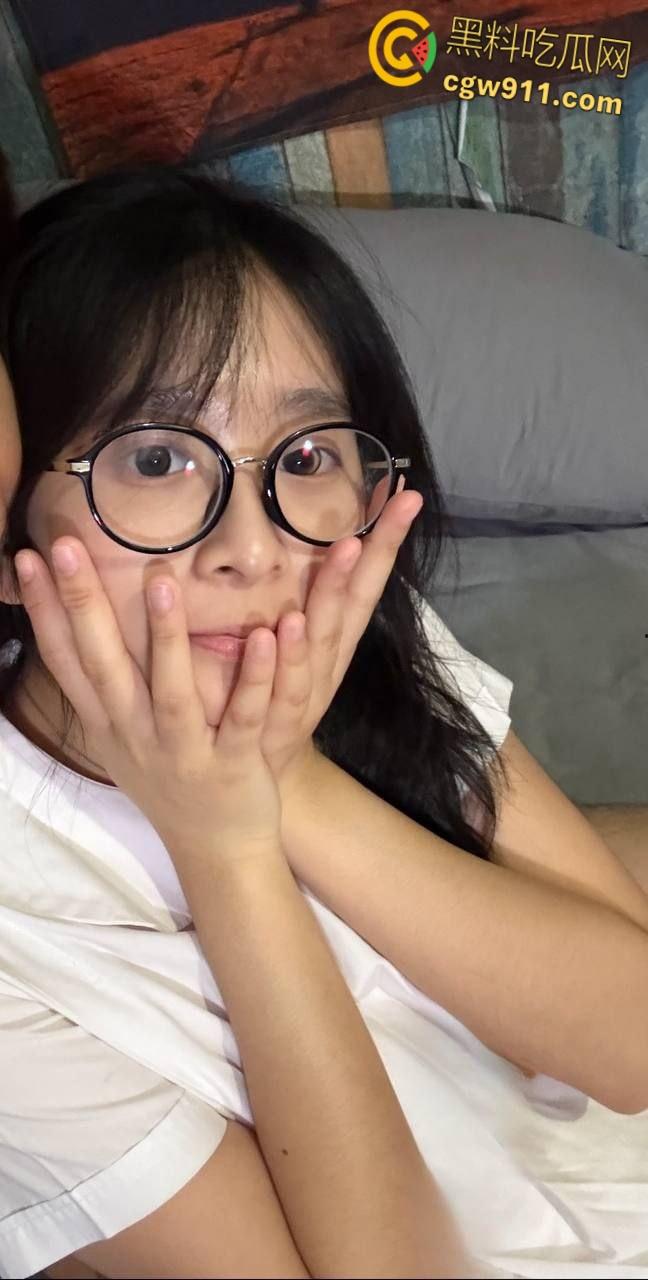 香港清纯学生妹【朱双双】，户外露脸口交，白袜校服跪舔男友大屌，内裤挂在腿上被抬腿后入，还颜射一脸 ！-2