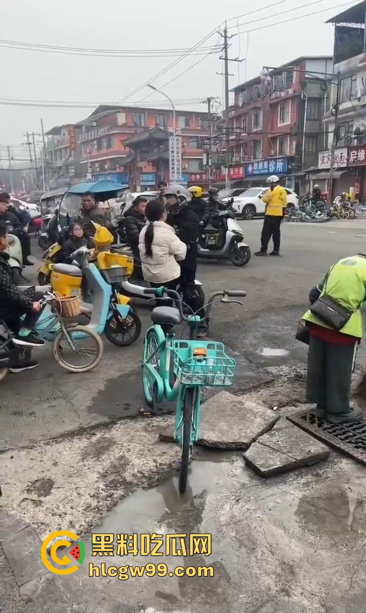 成都犀浦镇上演追债奇葩戏码 欠钱女子扬言有钱也不还 被堵街头债主开骂成rap歌手！-3