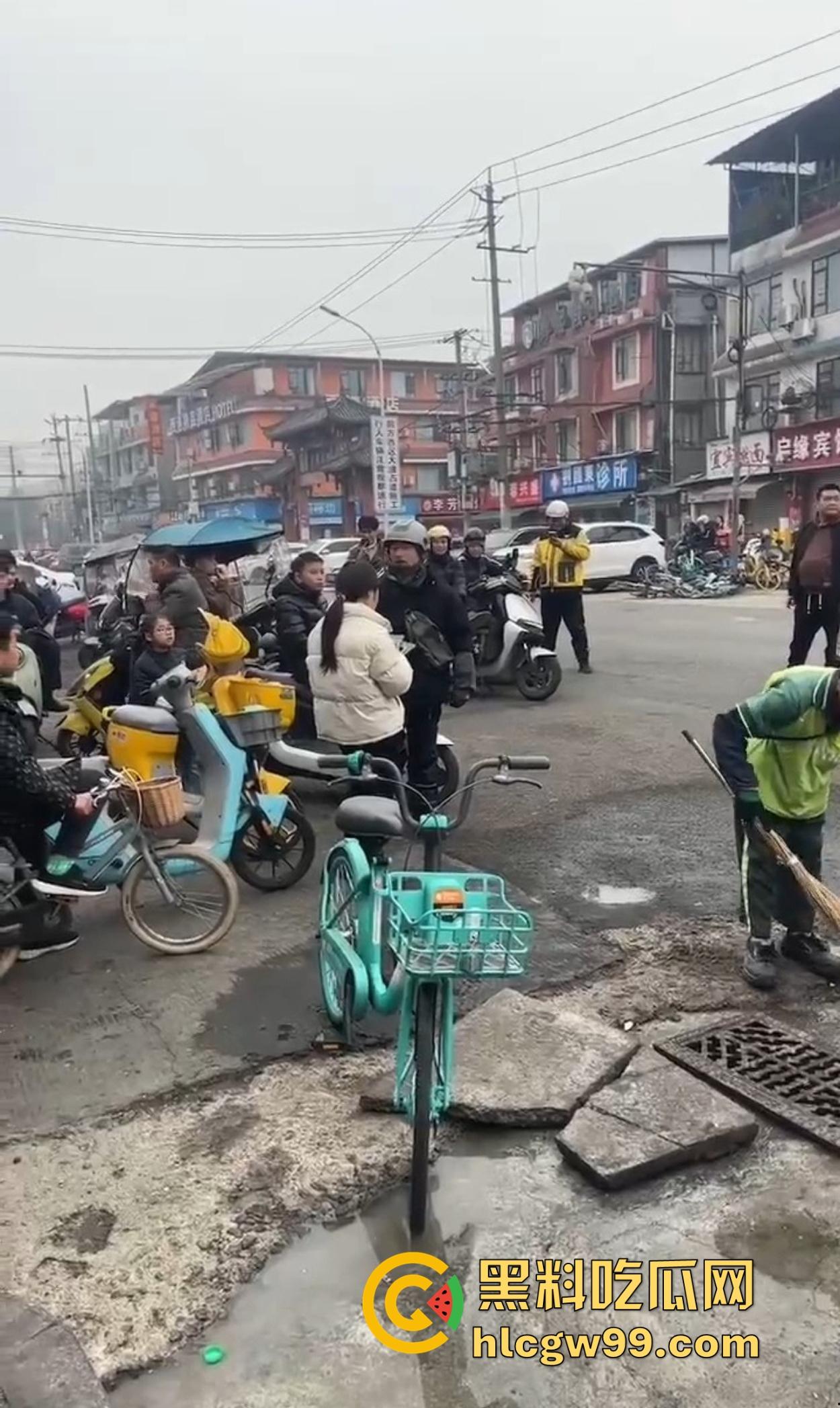 成都犀浦镇上演追债奇葩戏码 欠钱女子扬言有钱也不还 被堵街头债主开骂成rap歌手！-5