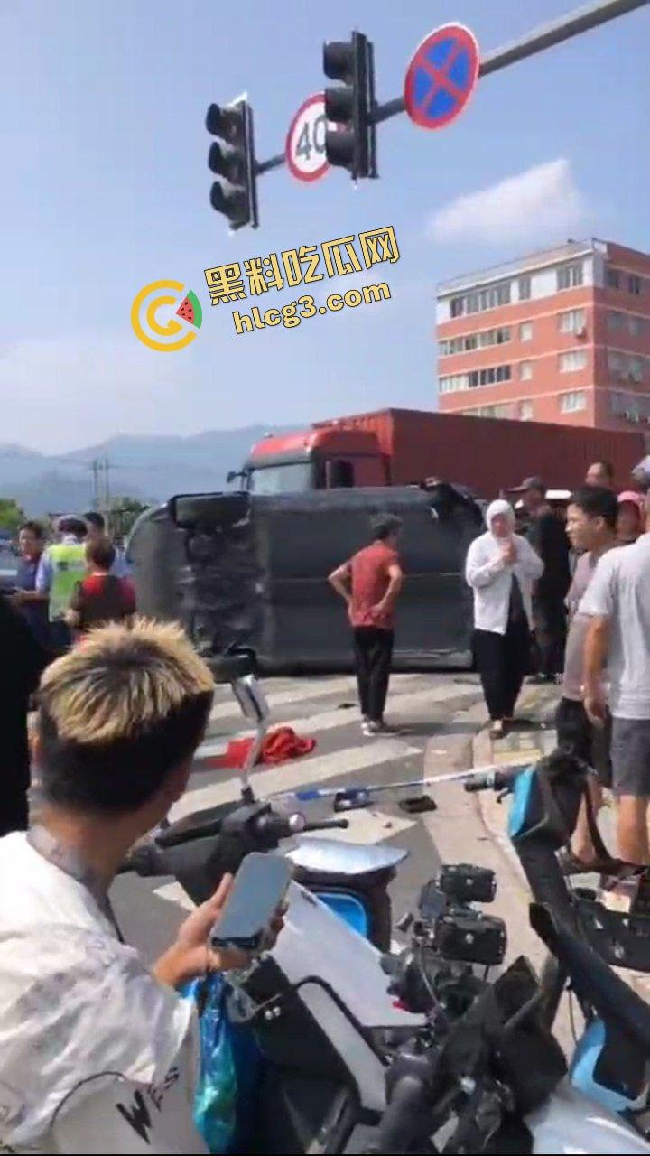 浙江乐清虹桥 特斯拉闯红灯突然加速冲撞电瓶车 造成3人重伤！监控实拍狼藉场面-5