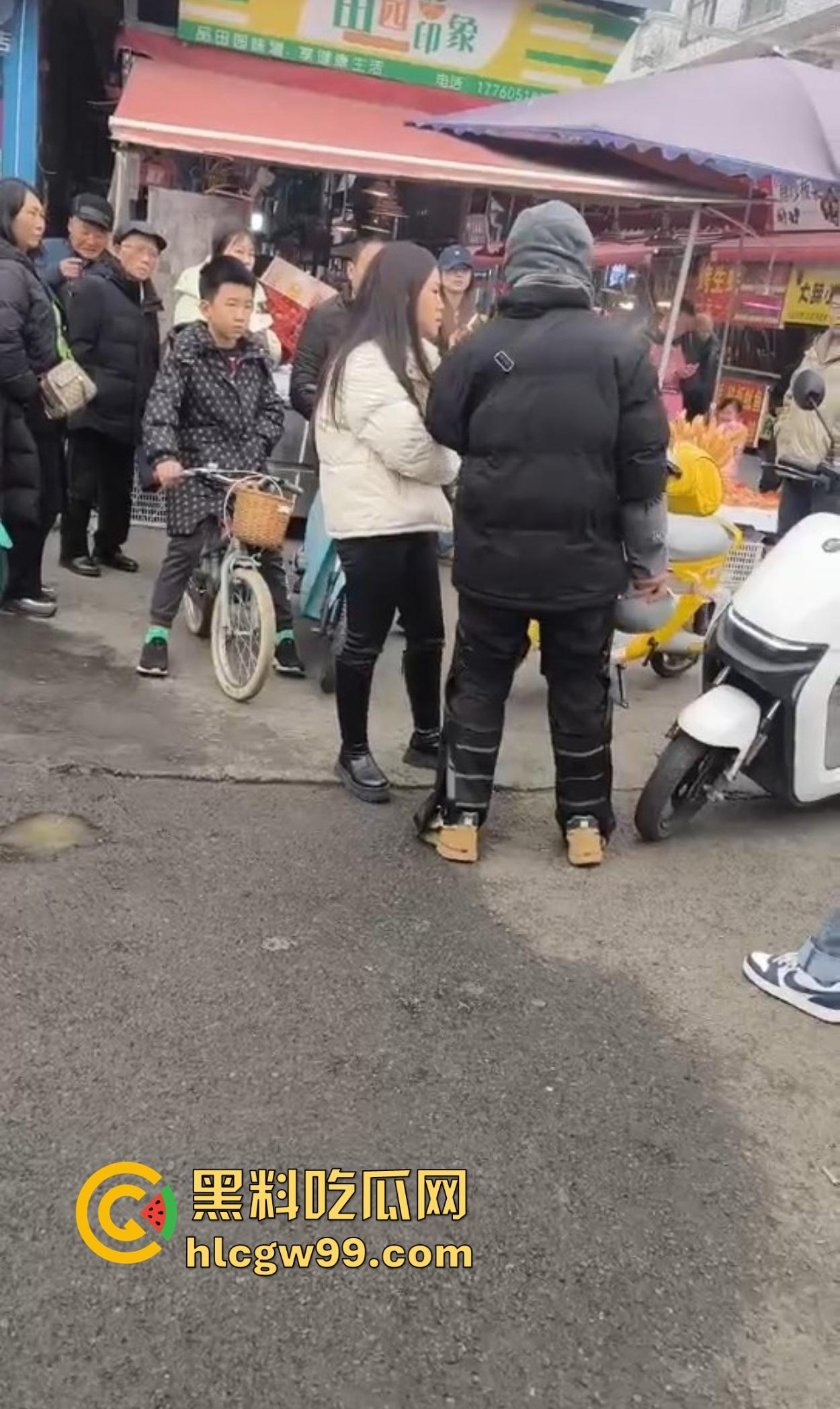 成都犀浦镇上演追债奇葩戏码 欠钱女子扬言有钱也不还 被堵街头债主开骂成rap歌手！-9