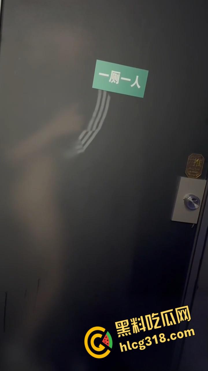 年轻人玩的就是刺激，酒吧厕所里野战，透视门映射出白嫩的酮体，做爱的轮廓有着朦胧的美感 !-2