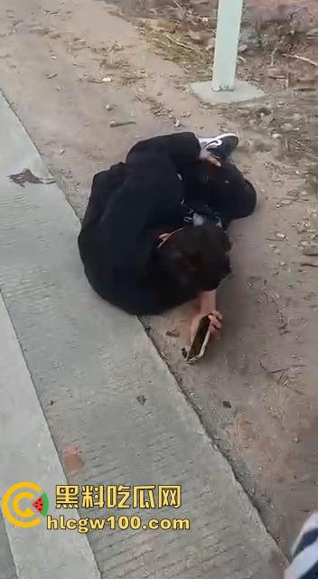 比亚迪秦村路超速强行超车，两名学生当场死亡，老父亲抱着儿子痛苦哀嚎-2