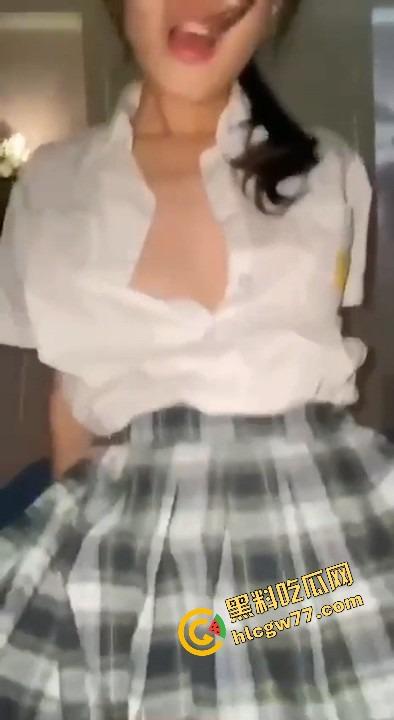 马鞍山JK眼镜妹【李蕊】平时装清纯，自己坐着骑屌骑到喷水，奶子乱颤淫相毕露，简直天生的母狗！-9